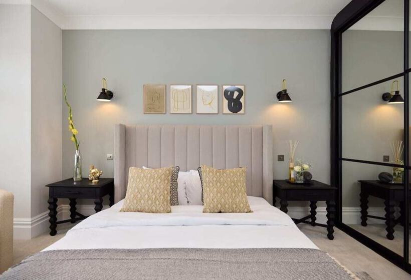 The Roehampton Place   Elegant 5bdr House With Garden + Parking