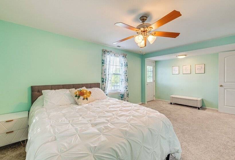 Waterfront Lake Anna Home: Porch & Fire Pit