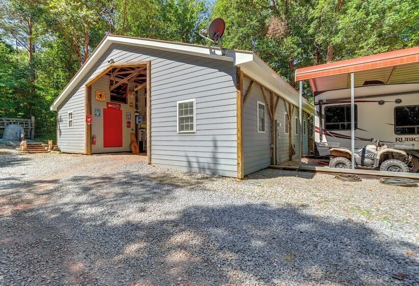 7 Mi To Carters Lake: Cabin W/ Pond & Pedal Boat!