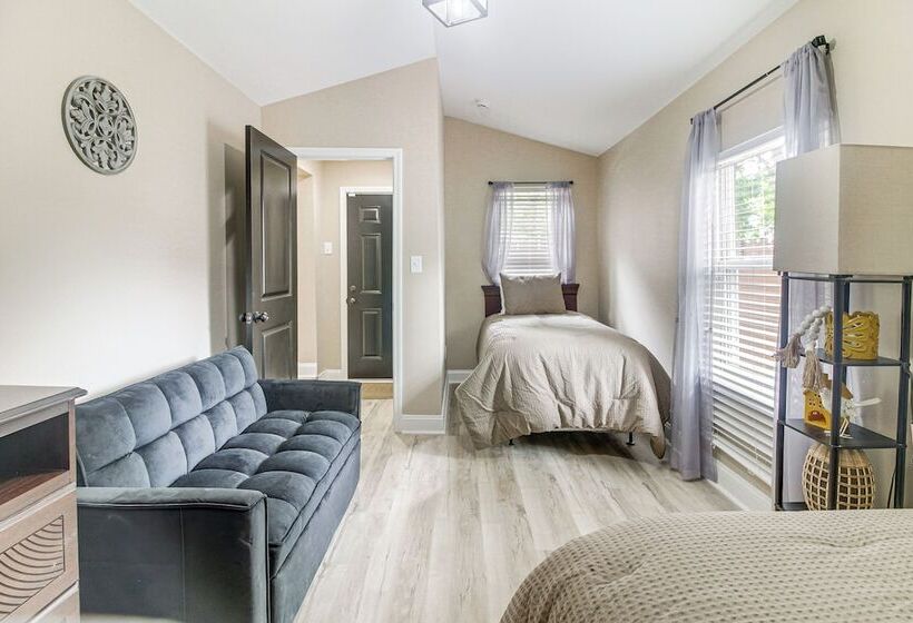 Charlotte Home W/ Yard Near Spectrum Center!