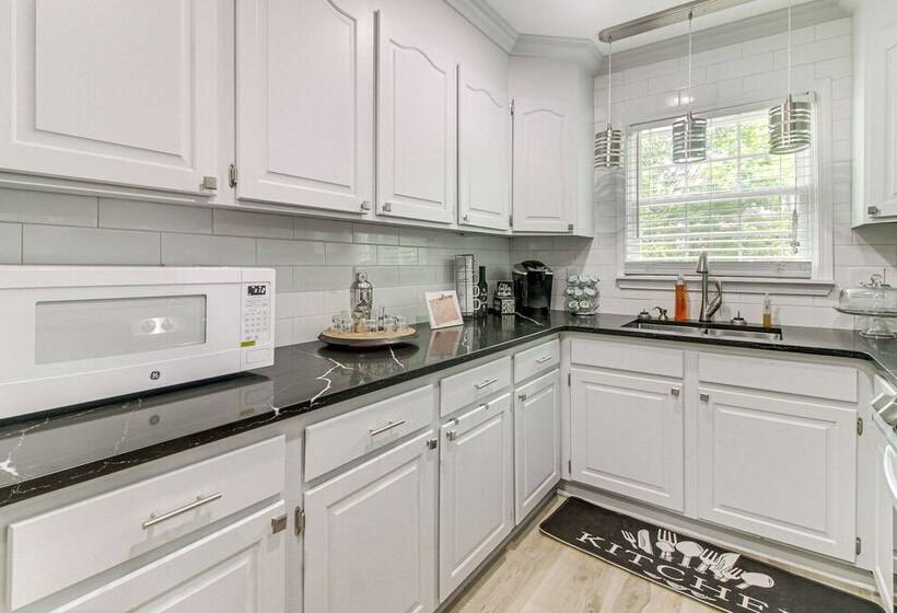 Charlotte Home W/ Yard Near Spectrum Center!