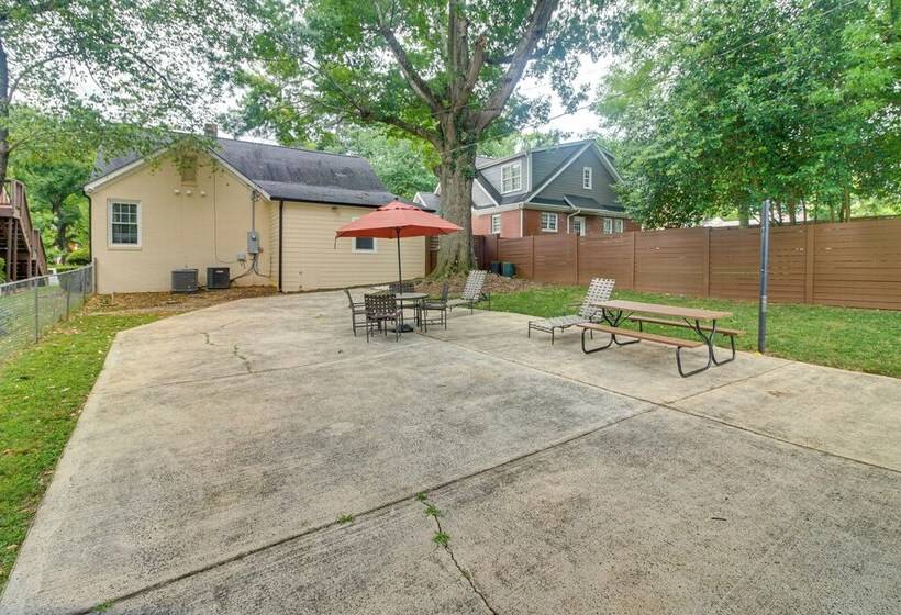 Charlotte Home W/ Yard Near Spectrum Center!