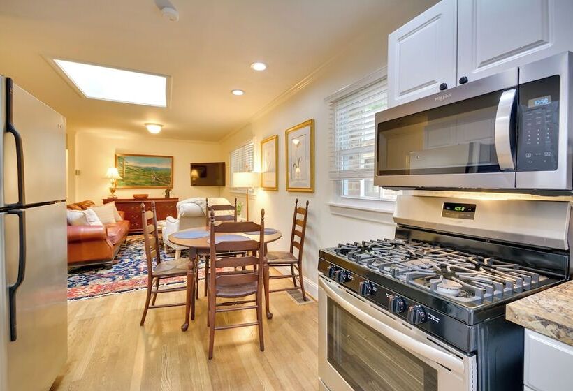 Charming Cottage   Near Wake Forest!