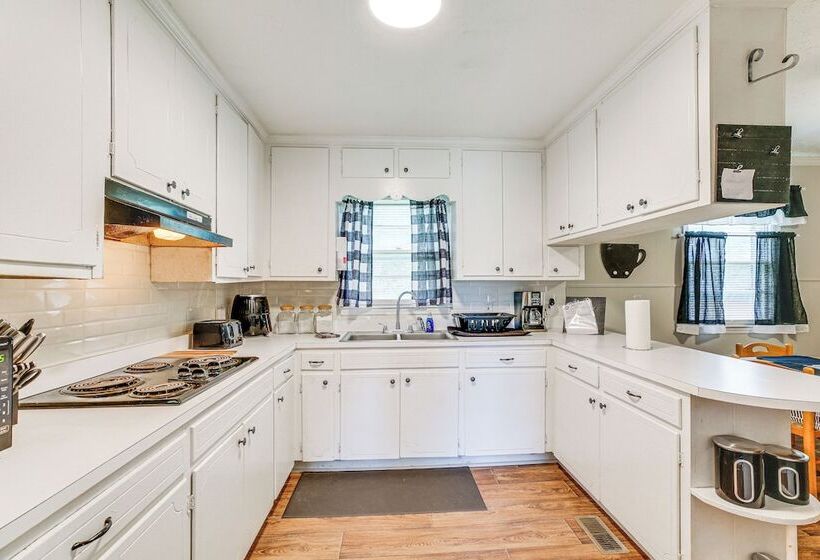 Cozy Mullins Retreat W/ Backyard & Covered Porch!