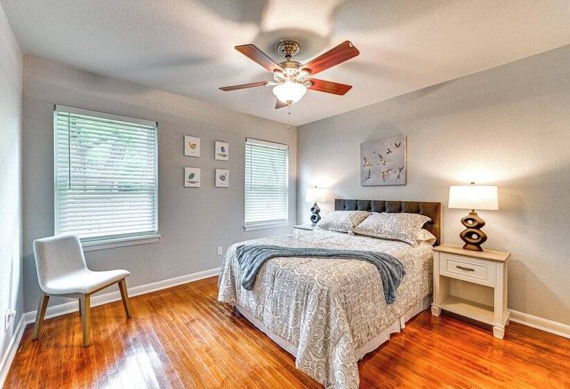 9 Mi To Dtwn: Fort Worth Home W/ Patio & Yard