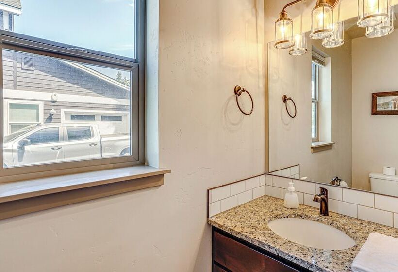 Charming Donnelly Home   1 Mi To Lake Cascade!