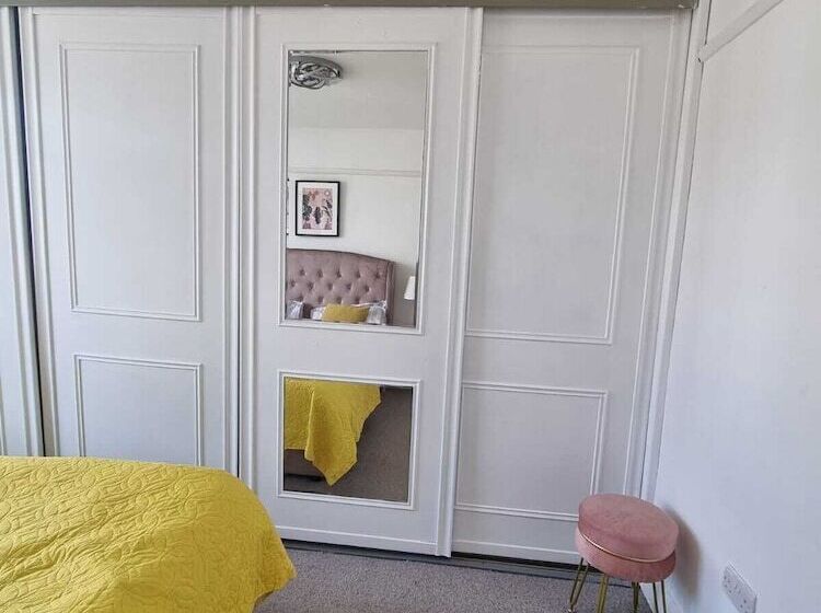 Резиденция Large 4 Bed Terraced House