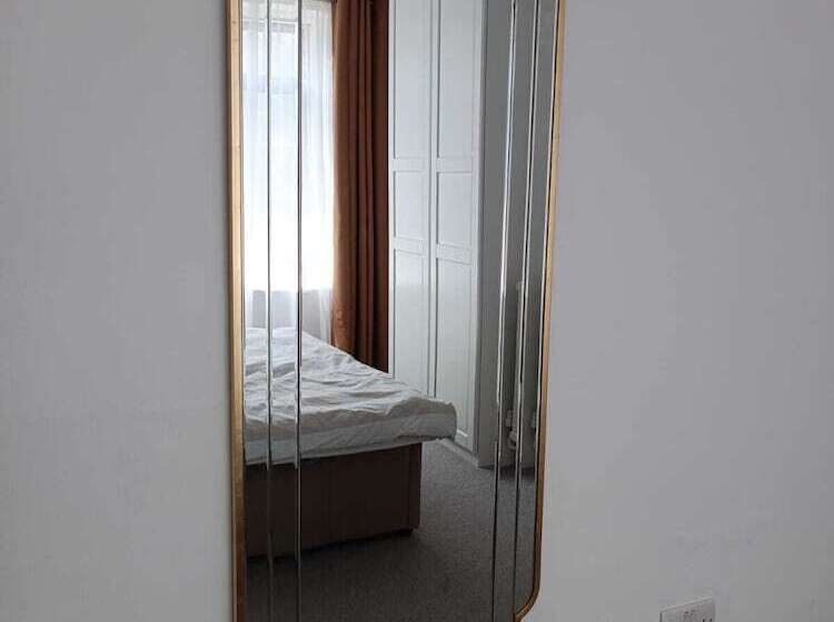 Резиденция Large 4 Bed Terraced House