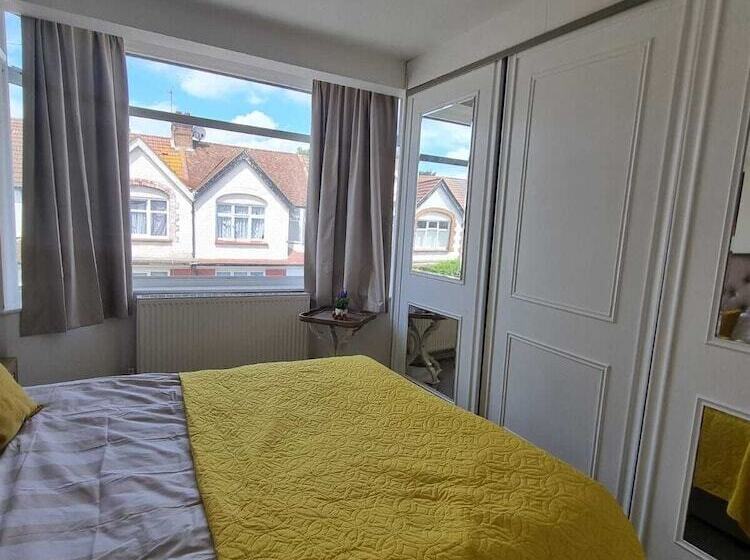 Резиденция Large 4 Bed Terraced House