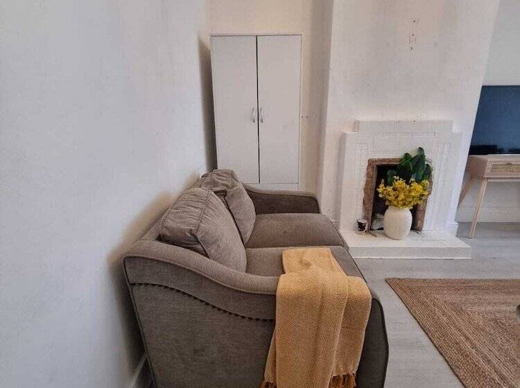 Резиденция Large 4 Bed Terraced House