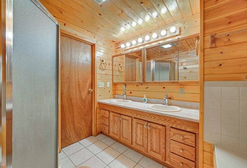 Roomy Log Cabin W/ Hot Tub, Walk To Kenai River!