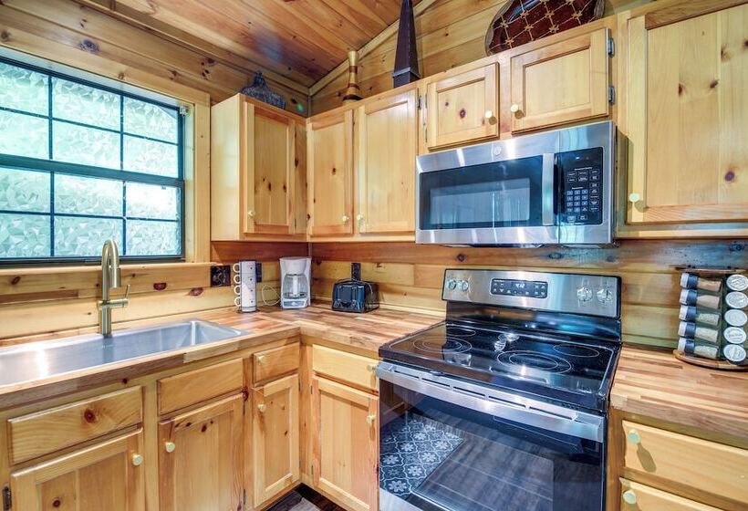 Secluded Cabin W/ Hot Tub   9 Mi To Dollywood!
