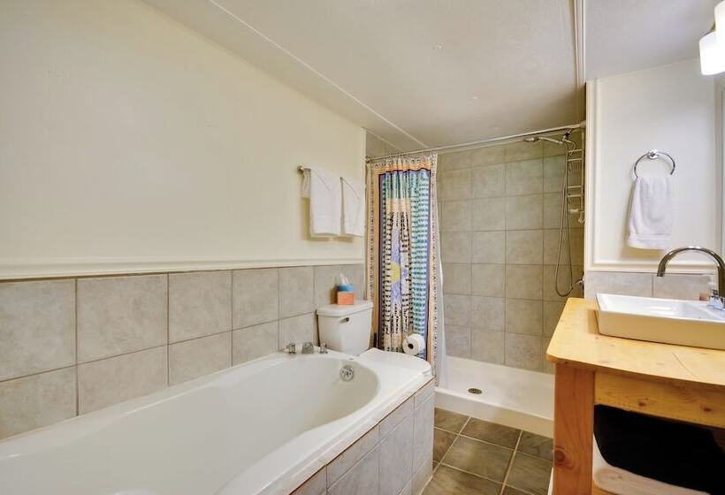 The Reynolda Cottage W/ Decks, Near Wake Forest!