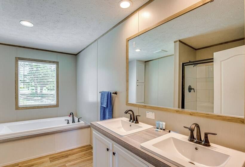 Cedar Creek Reservoir Home W/ Private Boat Ramp!