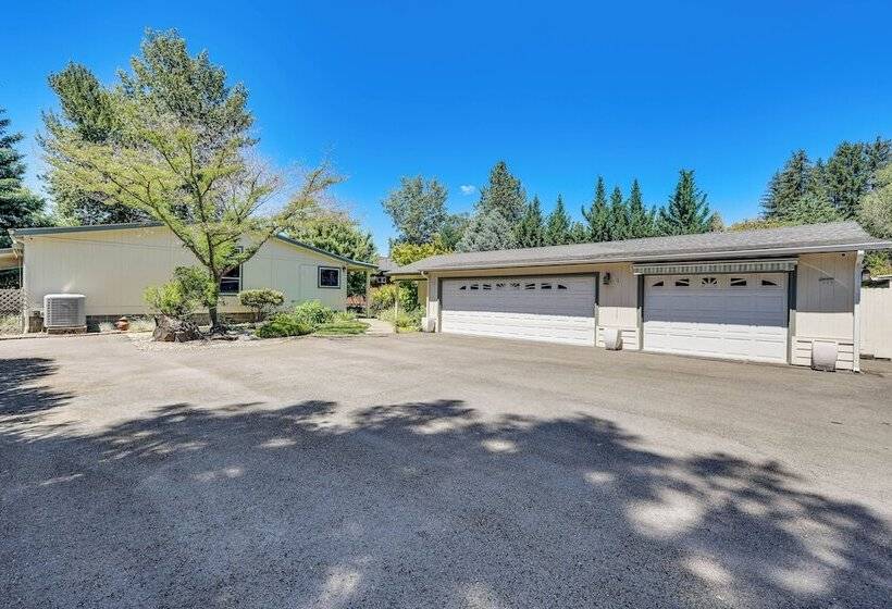 Waterfront Shady Cove Home W/ Fishing Deck!