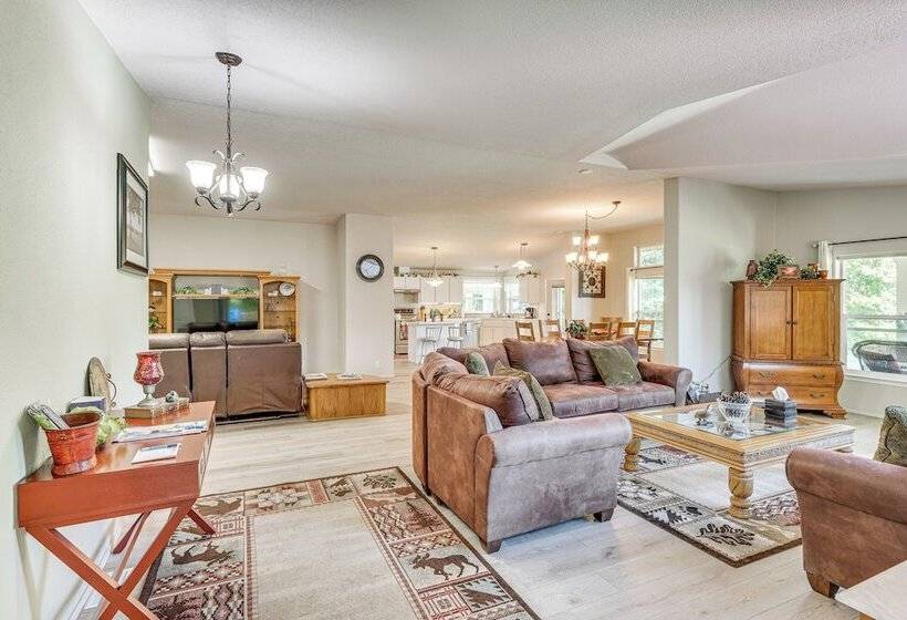 Waterfront Shady Cove Home W/ Fishing Deck!