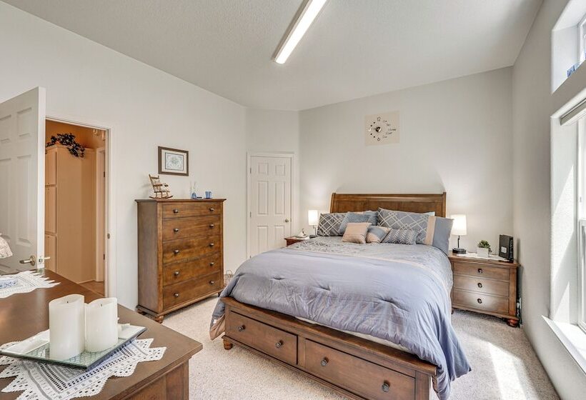 Waterfront Shady Cove Home W/ Fishing Deck!