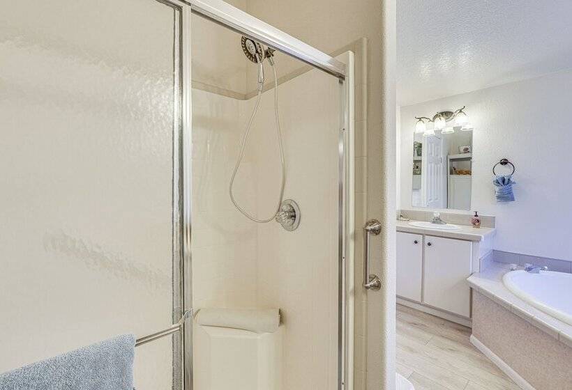 Waterfront Shady Cove Home W/ Fishing Deck!