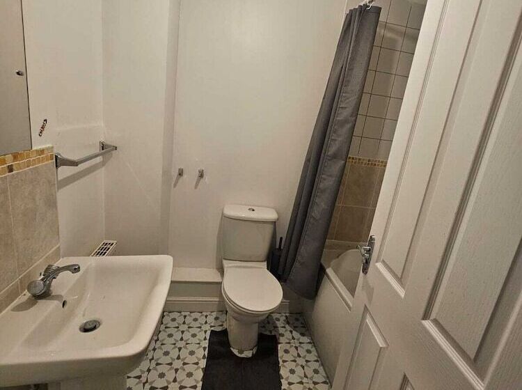 إقامة Sittingbourne Serenity   Spacious 4 Bed House