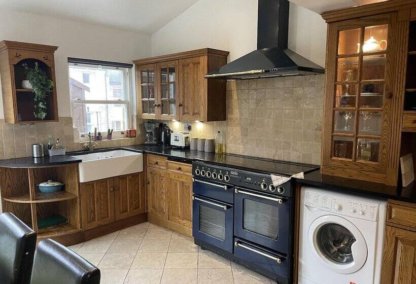 Резиденция Traditional Elegant Spacious English Home, 4bdr