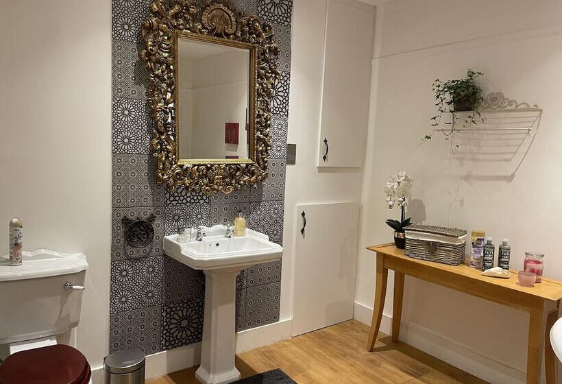 Резиденция Traditional Elegant Spacious English Home, 4bdr