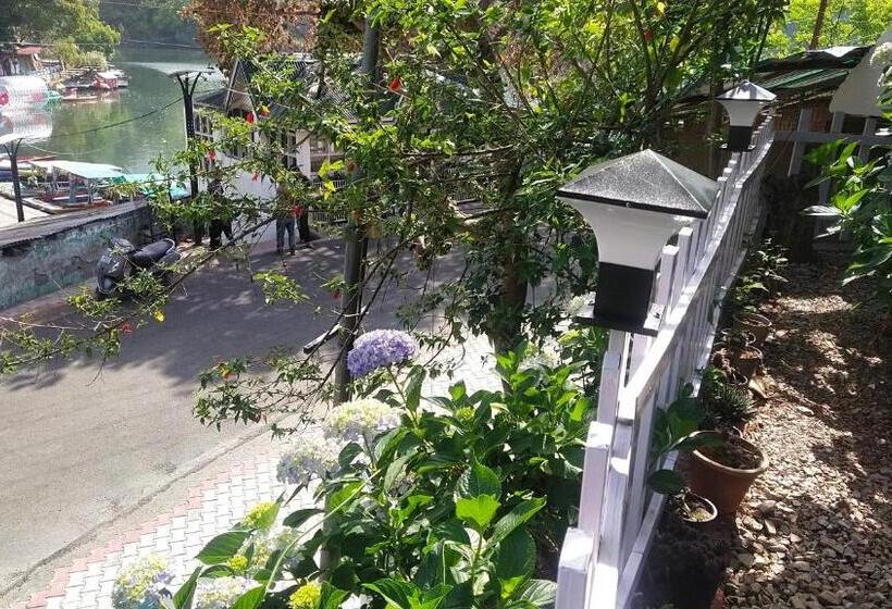 منتجع Sarovar Inn