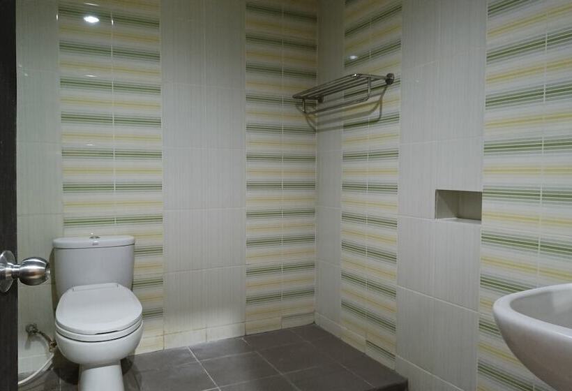 هتل Oyo 94112 Homestay Ananda Luwuk