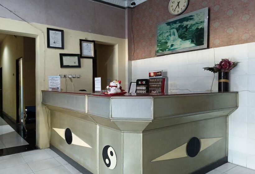 هتل Oyo 94112 Homestay Ananda Luwuk