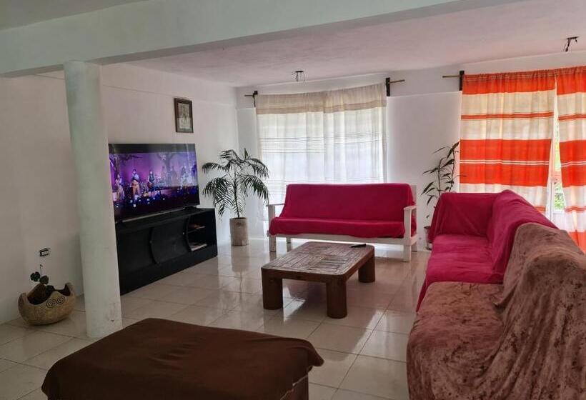 بنسيون Hostal El Jardín De Los Anturios