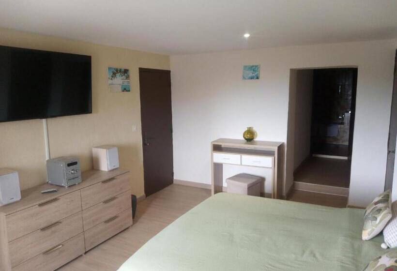 مبيت وإفطار Chambres D Hôtes L Amphitryon 5 Chambres