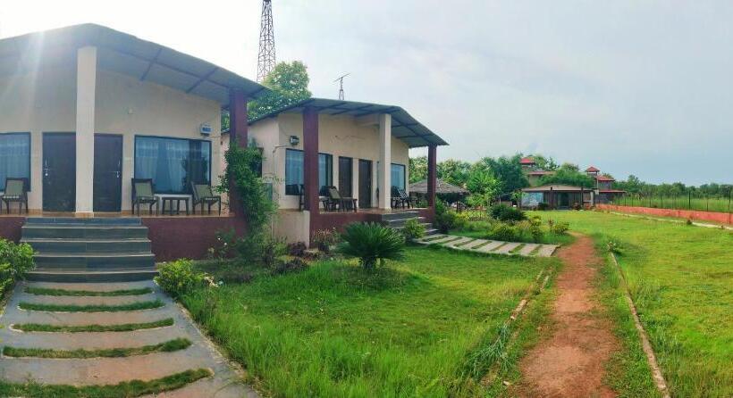 בית מלון כפרי The Lake View Tadoba
