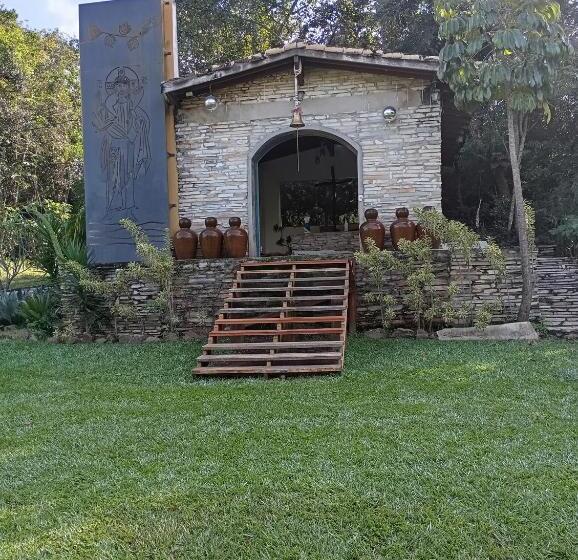 ユースホステル Pousada E Camping Claro Casa De Pedra De Delfinópolis  Mg