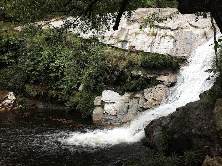 ユースホステル Pousada E Camping Claro Casa De Pedra De Delfinópolis  Mg