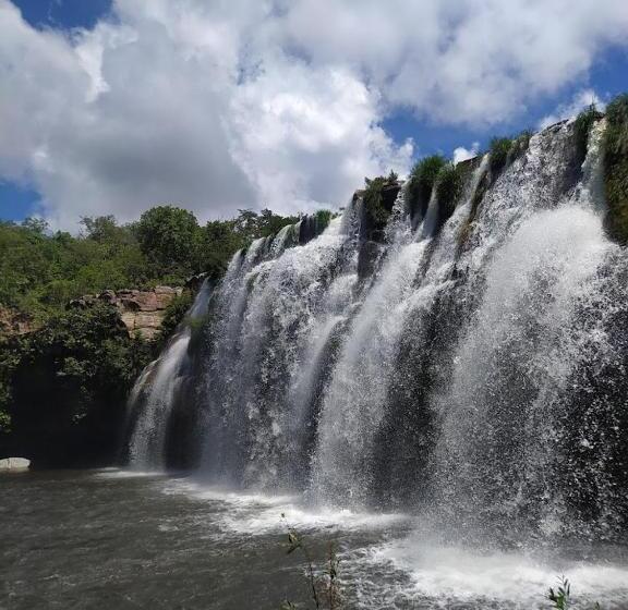 ユースホステル Pousada E Camping Claro Casa De Pedra De Delfinópolis  Mg