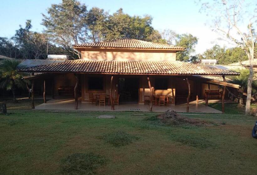 ユースホステル Pousada E Camping Claro Casa De Pedra De Delfinópolis  Mg