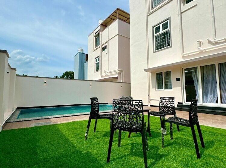 هتل Lavish Homestay