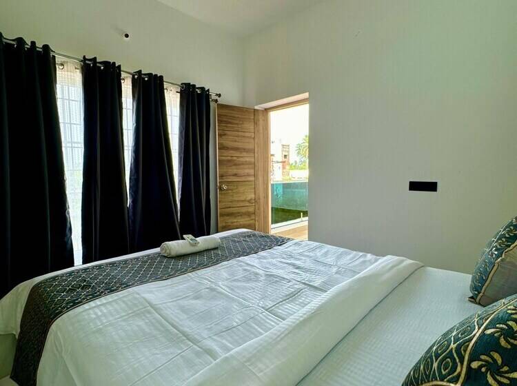 هتل Lavish Homestay