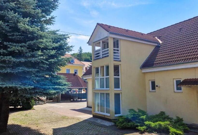 Villa Park Apartmanház