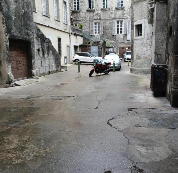 تختخواب و صبحانه Boigne Insolite