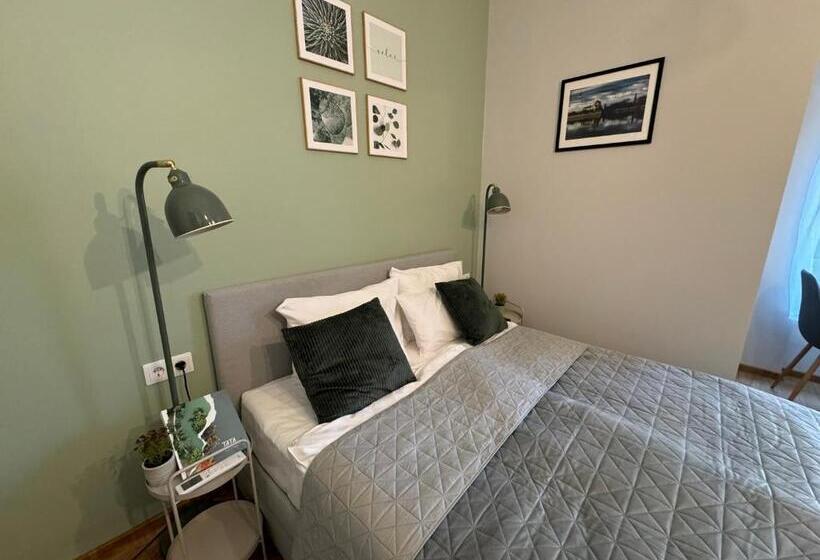 Kastélykert Vendégház Tata