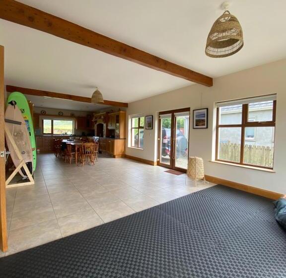 مبيت وإفطار Winki Waves   Surf Lodge And School