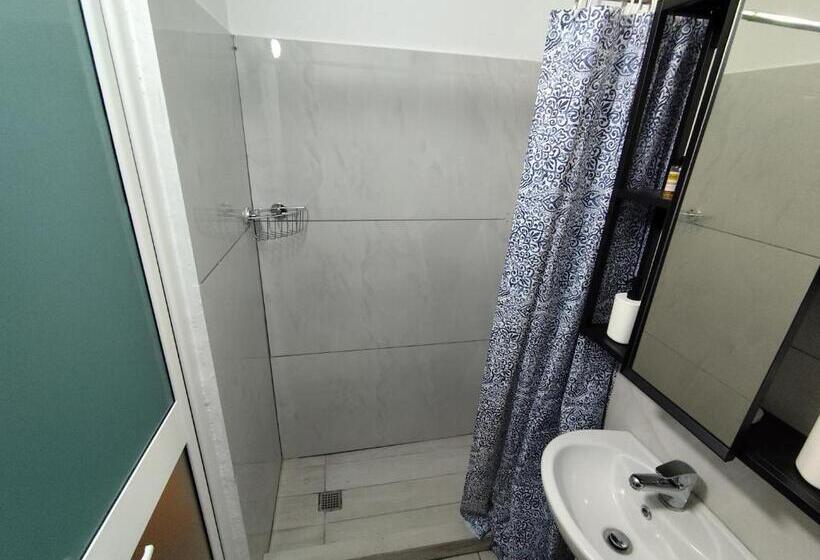 بنسيون Livealbania Korçë Guesthouse