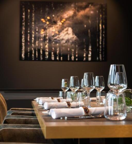 Отель Target World Hunter S Lodge