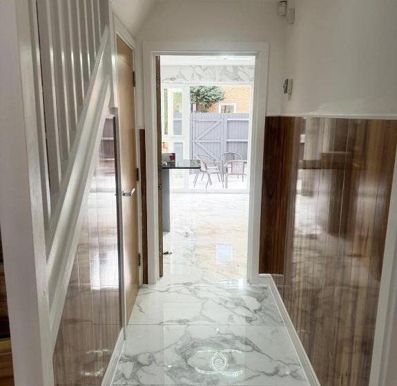 پانسیون Tina Guest House