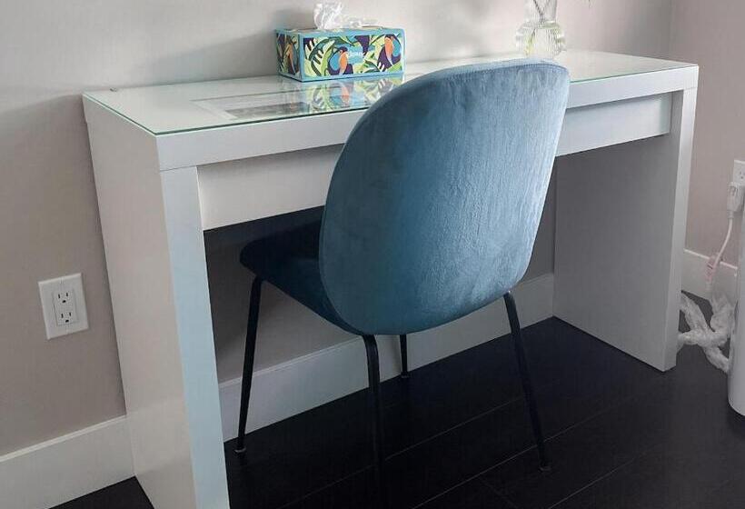 بنسيون Comfy Private Room & Bath Near Skytrain Metrotown