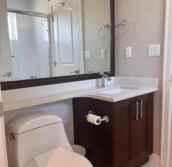 بنسيون Comfy Private Room & Bath Near Skytrain Metrotown