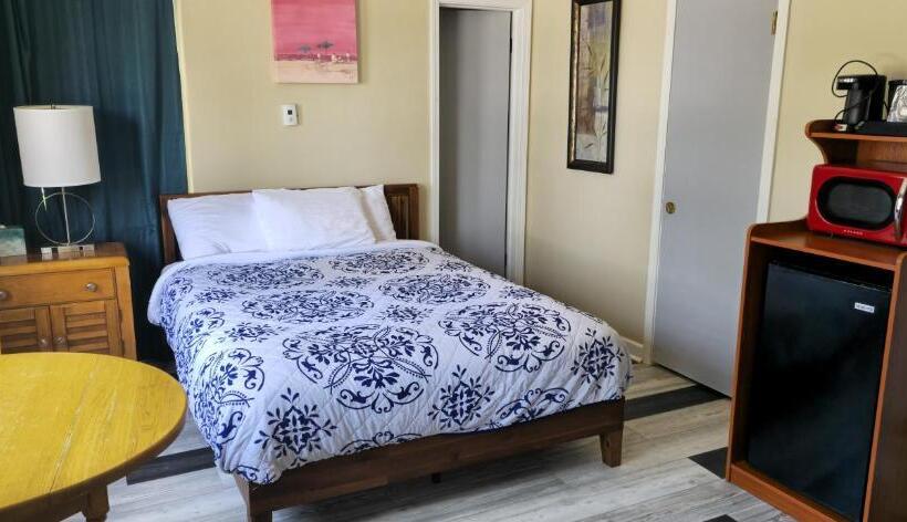 הוסטל Rodeway Inn Formerly Camp Inn Lodge