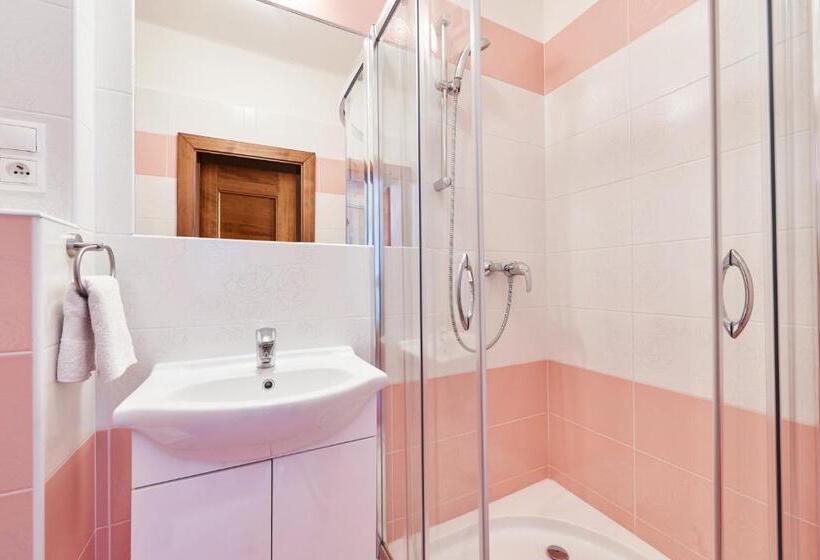 تختخواب و صبحانه Villa Lupu