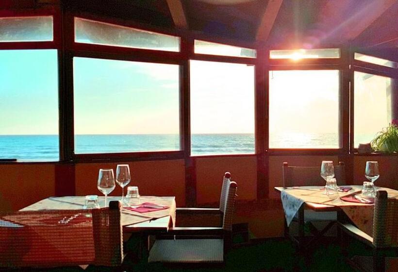 בית מלון כפרי Villa Tramonto Direttamente Sul Mare