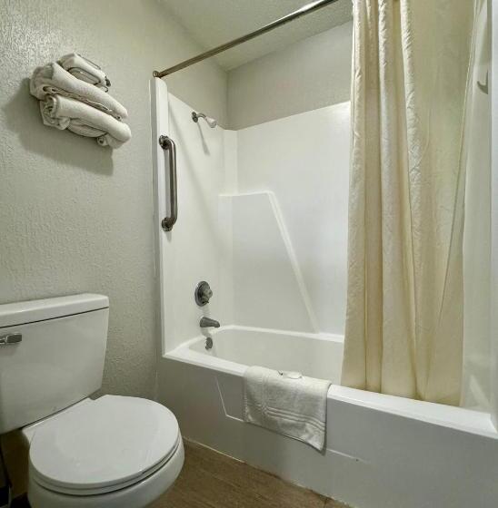 הוסטל Rodeway Inn Church Hill   Tri Cities Area